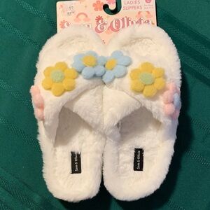 Sam & Olivia White Plush Floral Ladies Slippers brand new with tags